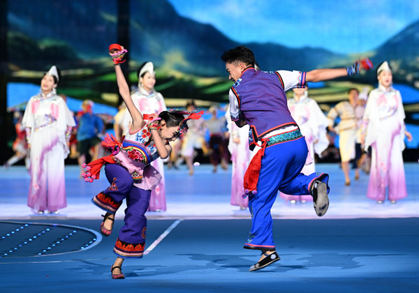 图为演员在闭幕式上表演。(5821711)-20241201095816(1)
