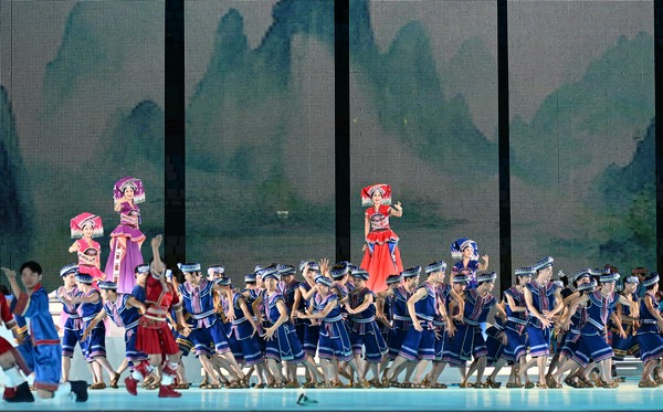 图为演员在闭幕式上表演。(5821712)-20241201100153