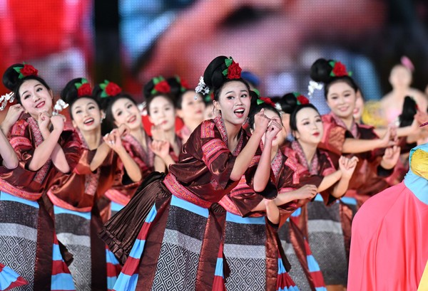 图为演员在闭幕式上表演。(5821714)-20241201100229