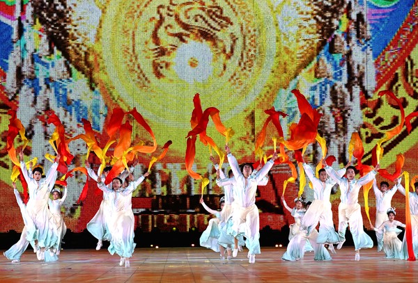 图为演员在闭幕式上表演。(5821715)-20241201100241