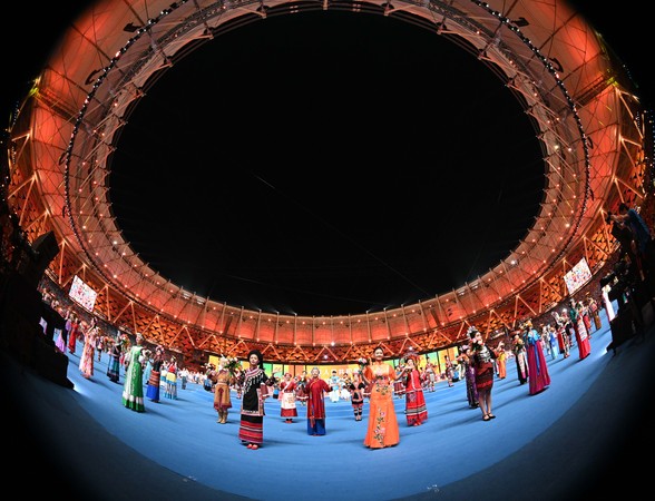 图为演员在闭幕式上表演。(5821716)-20241201100256