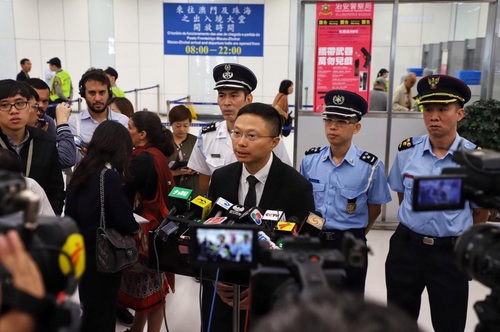 林衍新委员在港珠澳大桥开通仪式当日接受媒(5924228)-20241216100744