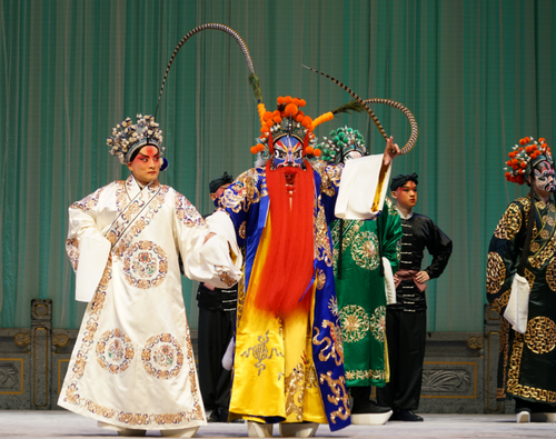 衣麟在《拜山》中饰演黄天霸（左）、舒桐饰演窦尔墩  朱宏摄