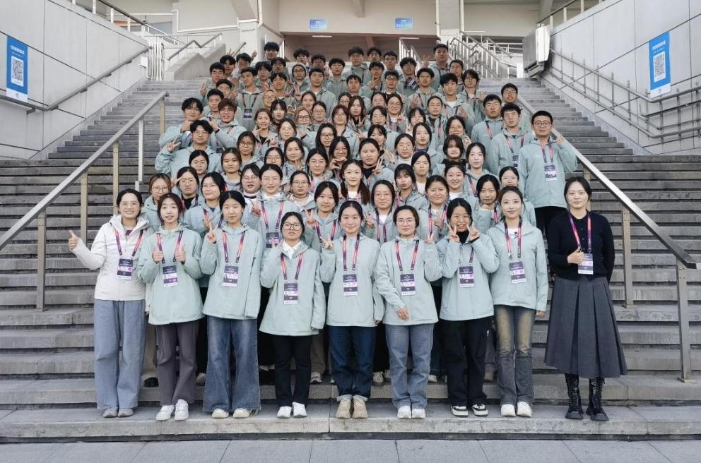 青年学子投身“女排世俱杯”志愿服务一线