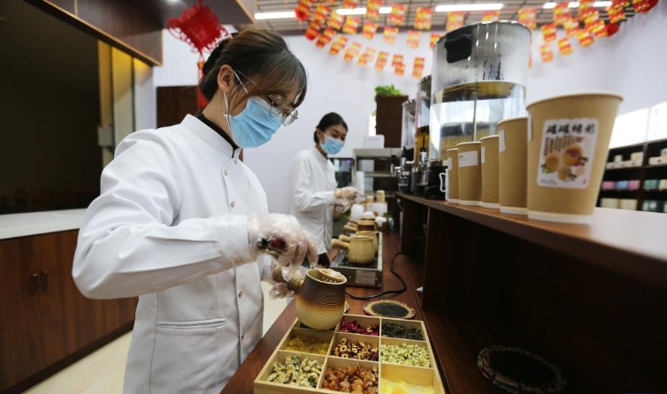 甘肃定西：冬日中药茶饮受青睐