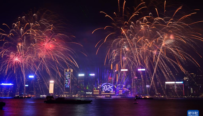 香港举行烟花汇演迎接新年
