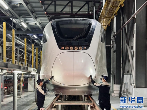 广州东动车运用所机械师进行一级修作业。新华网发 （谢荣浩 摄）