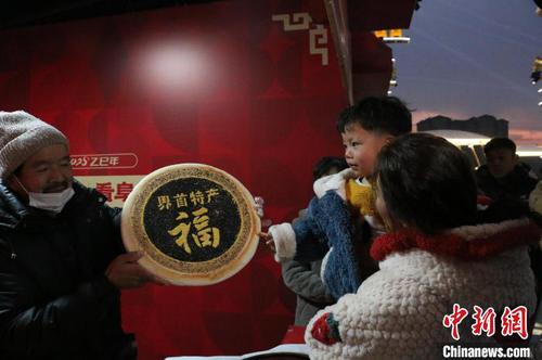 1月13日傍晚，在安徽阜阳市阜南县举行的“文旅惠民促消费 欢欢喜喜过大年”2025年春节安徽文旅主题活动暨阜阳“千集百会促消费”活动现场，来自界首市的特产福字“壮馍”，受到市民欢迎。刘浩 摄