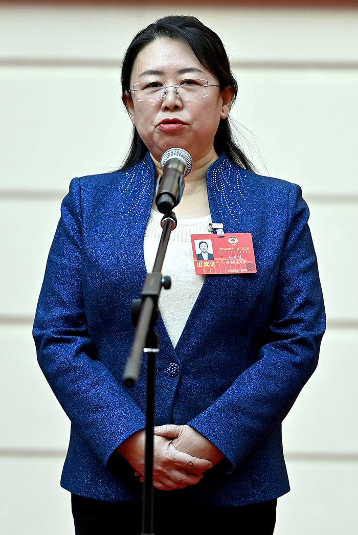 自治区政协委员、通辽市科尔沁区副区长杨秀媛