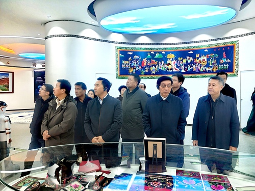 2024年11月19日，青海省政协党组书记、主席公保扎西等一行到海东市围绕“挖掘与弘扬各民族传统生态理念，强化守护为先的生态意识”开展专题调研并召开座谈会。市政协党组书记、主席桑文俊等参加座谈。