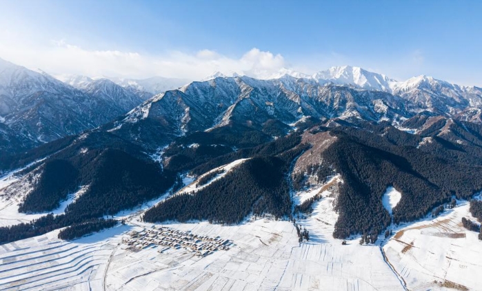 祁连山麓冬景如画