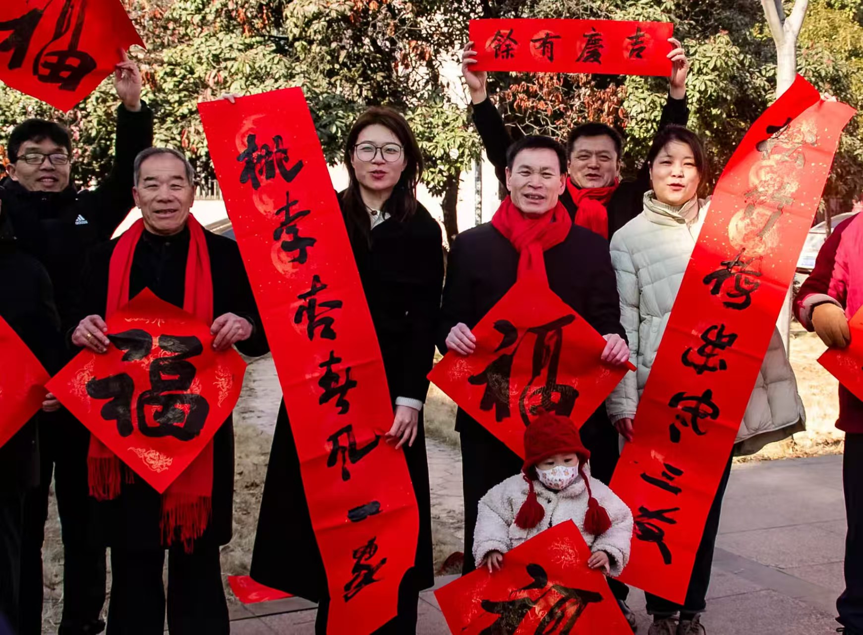 枣庄民革书画家送春联进社区   翰墨飘香暖民心