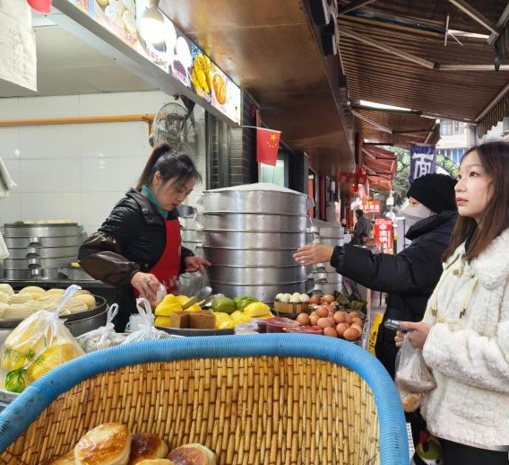 菜市“升级”功能多元 成年轻人探寻年味新去处