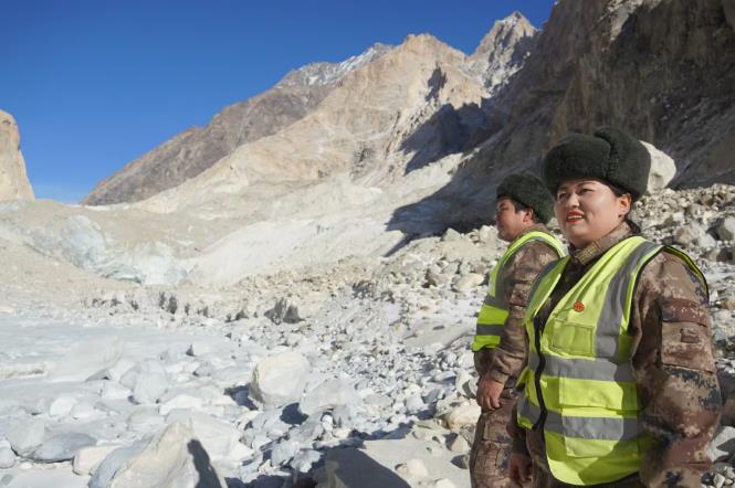 汗腾格里峰脚下巡逻路上，听护边员古丽的“羡慕”