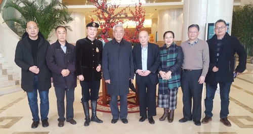 施乃康（左三）与香港华侨华人总商会会长古(6252548)-20250126085626