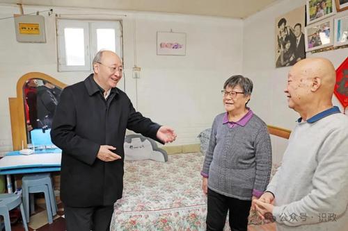 与洪贵生老两口拉家常，询问治疗费用等情况
