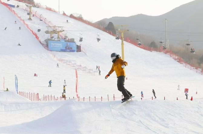 亚冬会引燃“冰雪热” 北京平谷滑雪场持续升温
