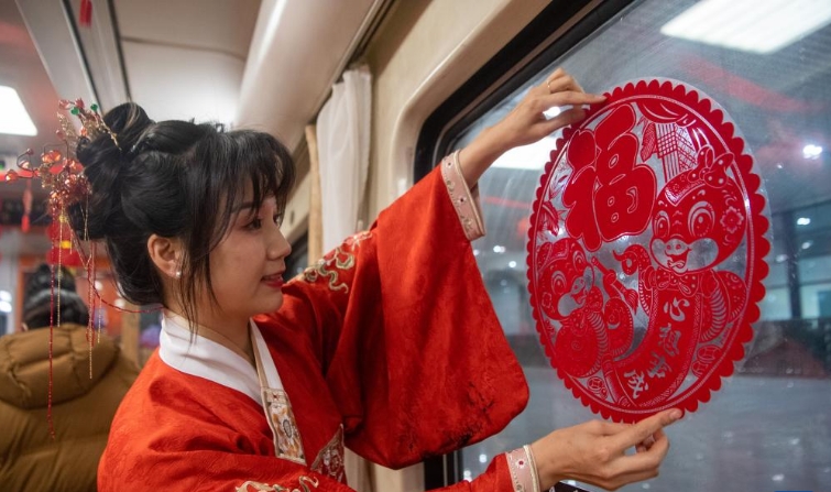 重庆：车厢里过元宵节
