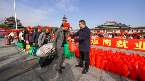 “点对点”暖心专列再启程(6328216)-20250214083842