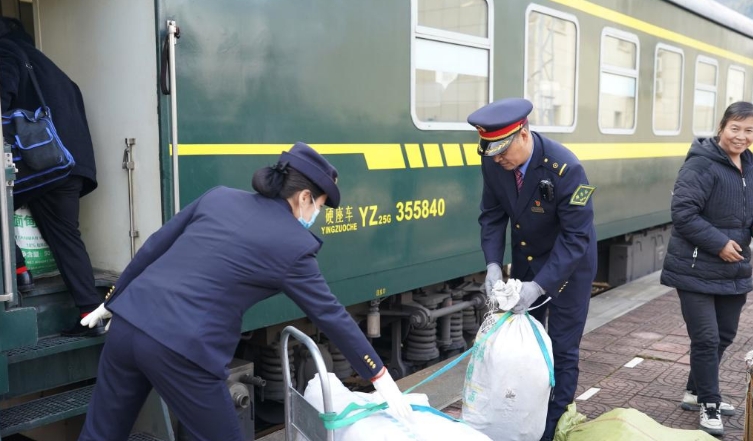 秦巴山区的惠农“慢火车”