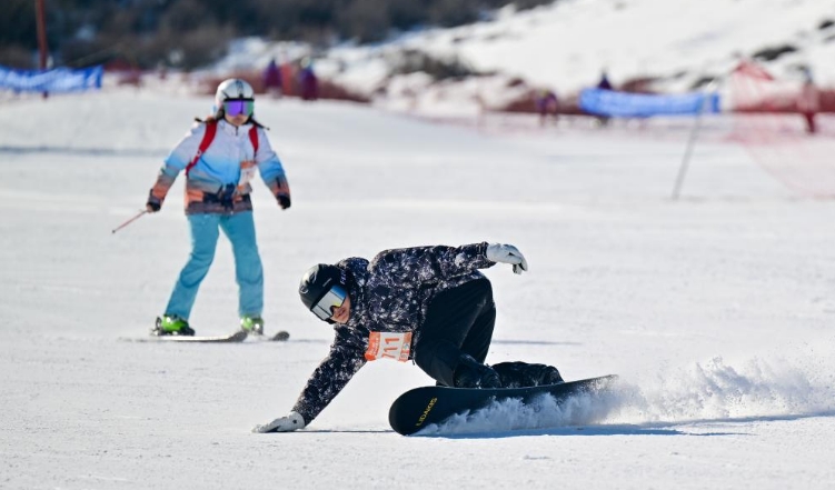 乌鲁木齐中小学生滑雪马拉松开赛