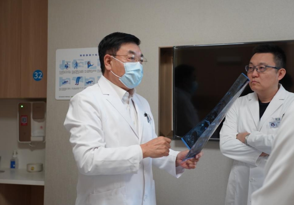 男子眼突、疼痛是“肿瘤”作祟？专家追根溯源找出“元凶”
