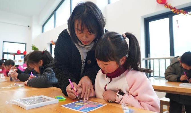 让在家孩子舒心、在外家长放心——一个劳务输出大县的家庭教育互助见闻
