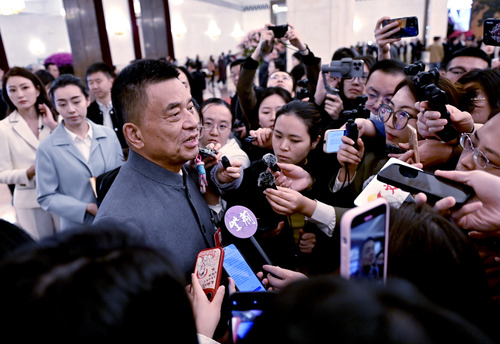 全国政协委员刘永好接受记者采访。(6554098)-20250304222713