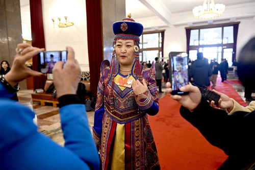 全国政协委员金花接受记者采访。(6554100)-20250304222800