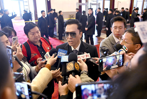 全国政协委员甄子丹接受记者采访。(6554102)-20250304222854