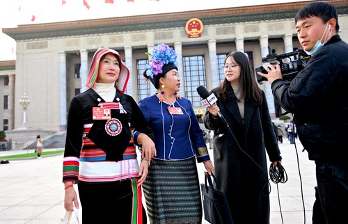 全国政协委员张敏（左二）杨方（左一）接受(6554104)-20250304223010