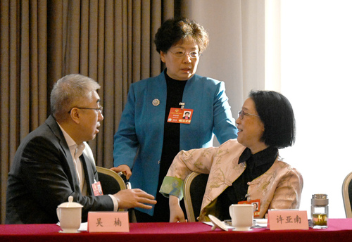 小组讨论会间隙，吴楠、钱丽霞、许亚楠（从(6578209)-20250305205501