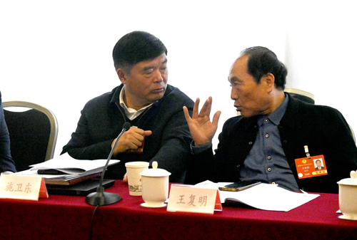 教育界小组讨论会间隙，施卫东委员与王复明(6578881)-20250305205517