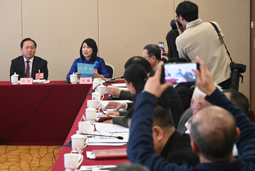 兰臻委员宣读孩子们的心愿卡引发其他委员与(6579825)-20250305212617