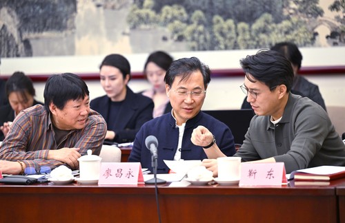 在文艺界小组讨论会间隙，霍建起（左一）、(6582555)-20250306171114