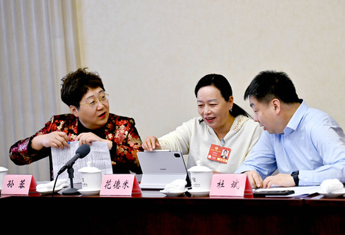 孙蓉委员（左一）、花德米委员（中）和杜斌(6581520)-20250306172923