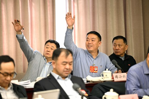 3月6日，在医卫界小组讨论会上，委员们围(6603348)-20250306193442