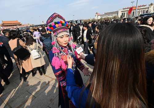 杨钰尼委员接受记者采访。(6627464)-20250308082411