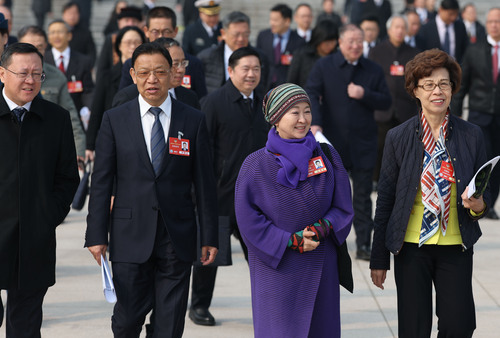 图为委员们步出会场。(6681905)-20250309191312