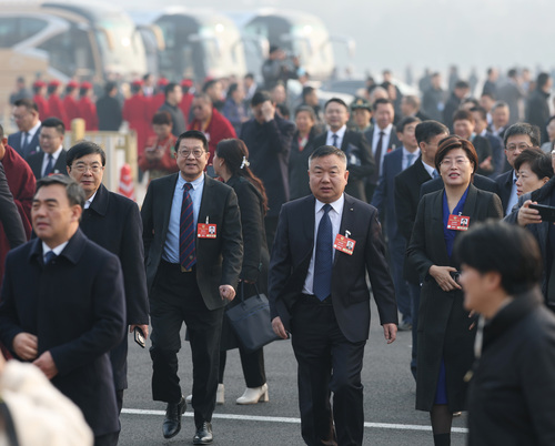 图为委员们步入会场。(6681906)-20250309191300