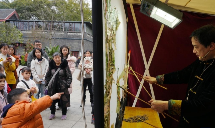 成都：非遗展演周末进公园
