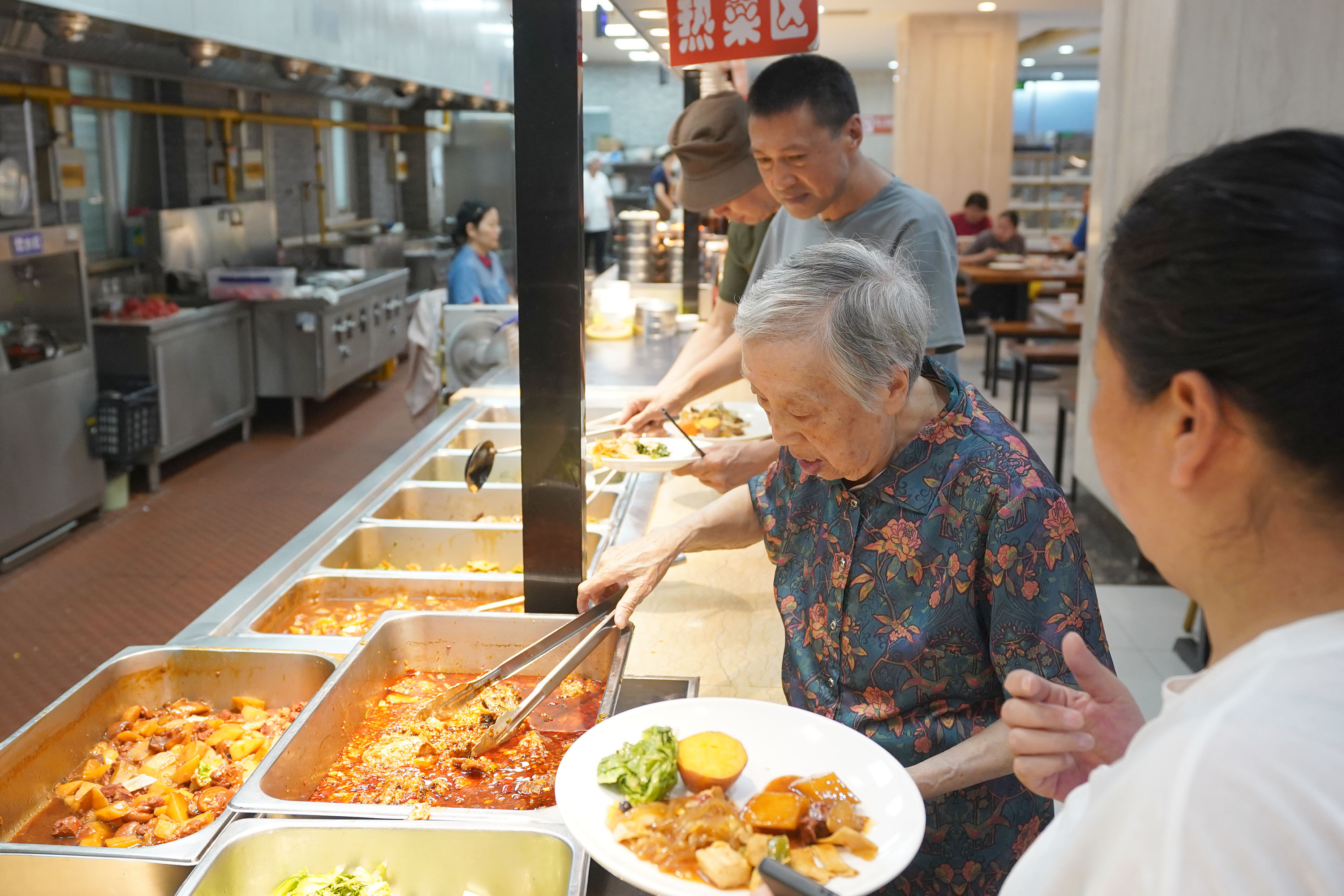 老年助餐兼具公益性和市场化，防止“福利泛化”