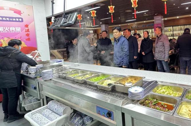 一间“暖火食堂”，一位民建会员的公益情