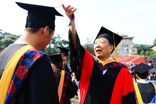 2017年6月22日，李德仁在武汉大学毕(6825593)-20250324083936