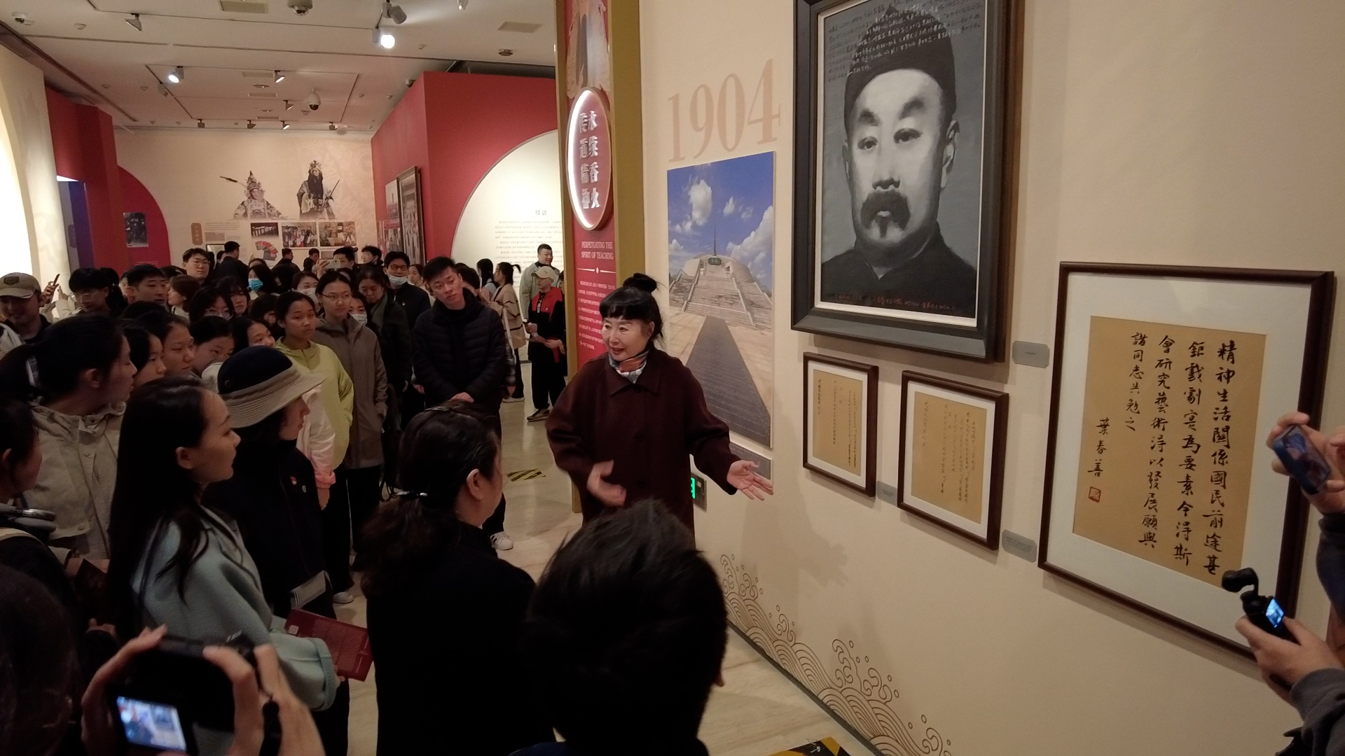 北京戏曲艺术职业学院学生参观首都博物馆“大师摇篮双甲追忆——纪念富连成社创办120周年特展”
