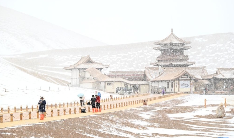 春雪润鸣沙 月泉景如画