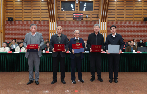 束沛德、毕飞宇、孙甘露、阿英长孙钱荣毅向中国现代文学馆捐赠珍贵文献，王军接受捐赠