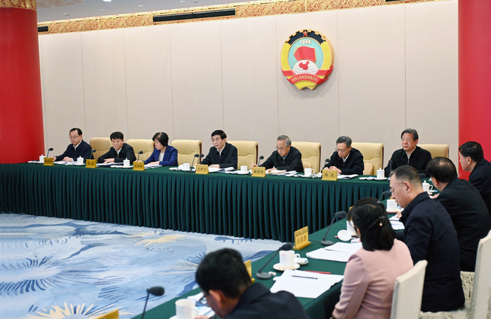 全国政协召开远程协商会 围绕“完善全民健身公共服务体系”协商议政 王沪宁主持