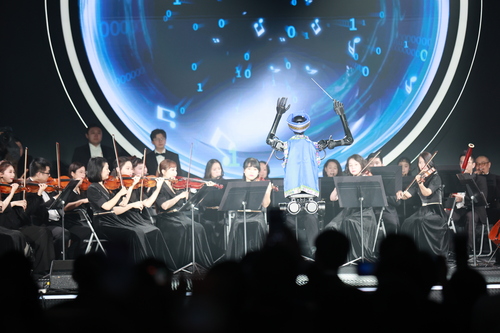 机器人“智音” 广西交响音团表演 6