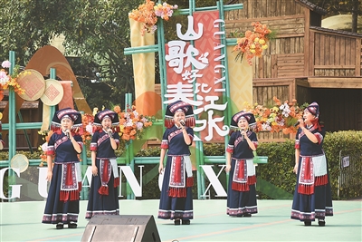 民歌悠扬引客来